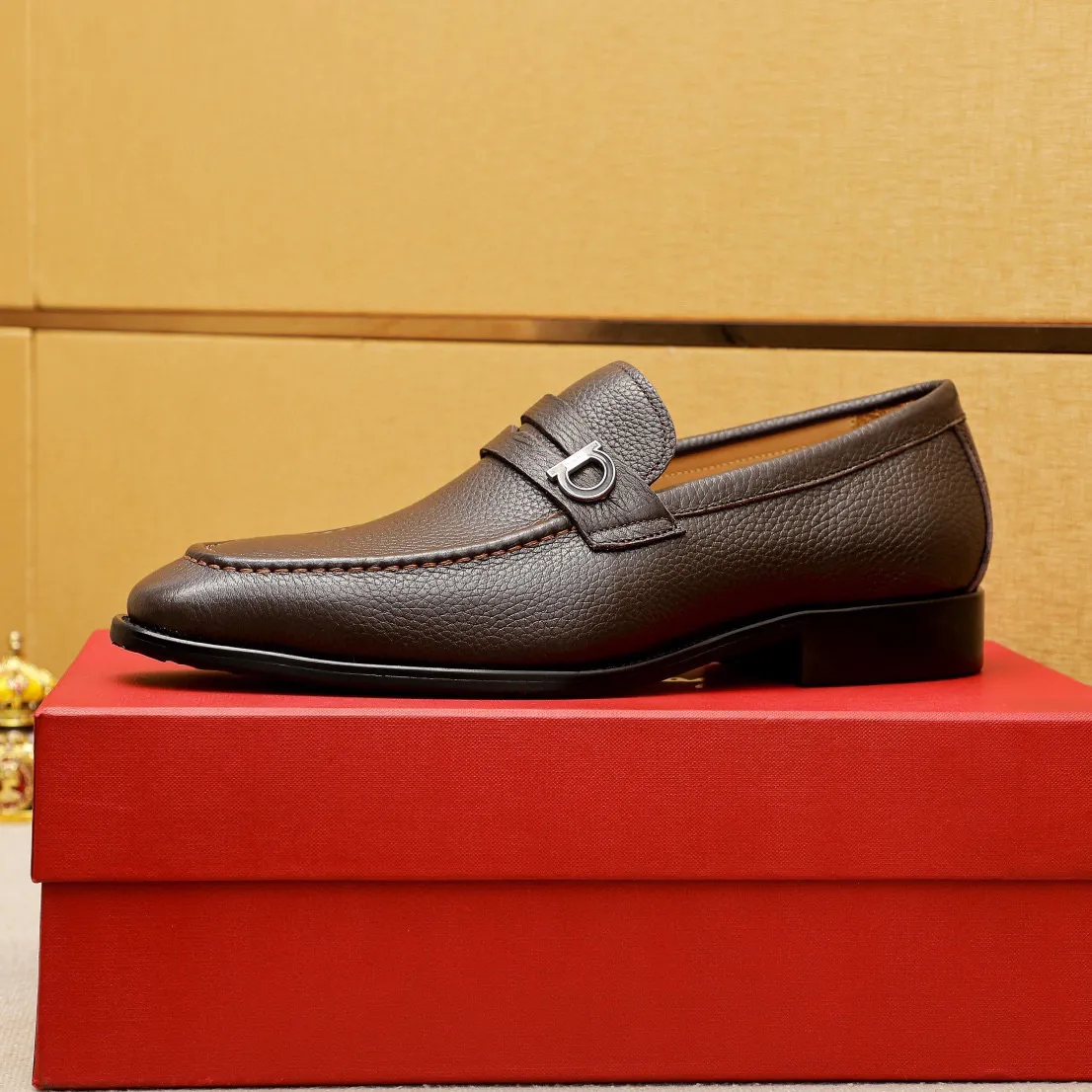 Men's shoes 💰460 💐 Product trademark: Ferragamo "Ferragamo" casual leather shoes Regular size: 38-44 (45.46🉑️customized) Product materials: Selected imported first-layer pebbled cowhide leather upper + luxury hardware buckle, imported water-dyed cowhide leather lining. Strong three-dimensional visual effect, original outsole color: 2⃣️seed leather materials optional